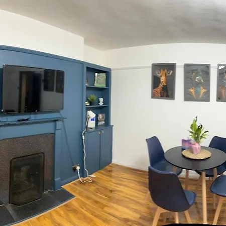 Elegant 2 Bedroom Flat In Chiswick Near Tube Stations